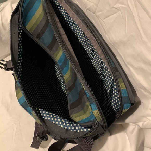 Dakine messenger bag. Adjustable shoulder or crossbody strap. - Picture 7 of 8